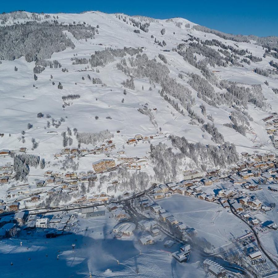 Panoramablick vom 12erKogel auf Hinterglemm, während die Schneekanonen  Schnee erzeugen