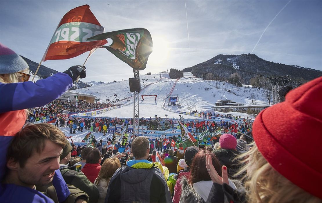 Fans im Zielraum schwingen die österreichische Flagge beim Sieg von Matthias Mayer bei den 2 Weltcuprennen 2018 in Super-G und Abfahrt